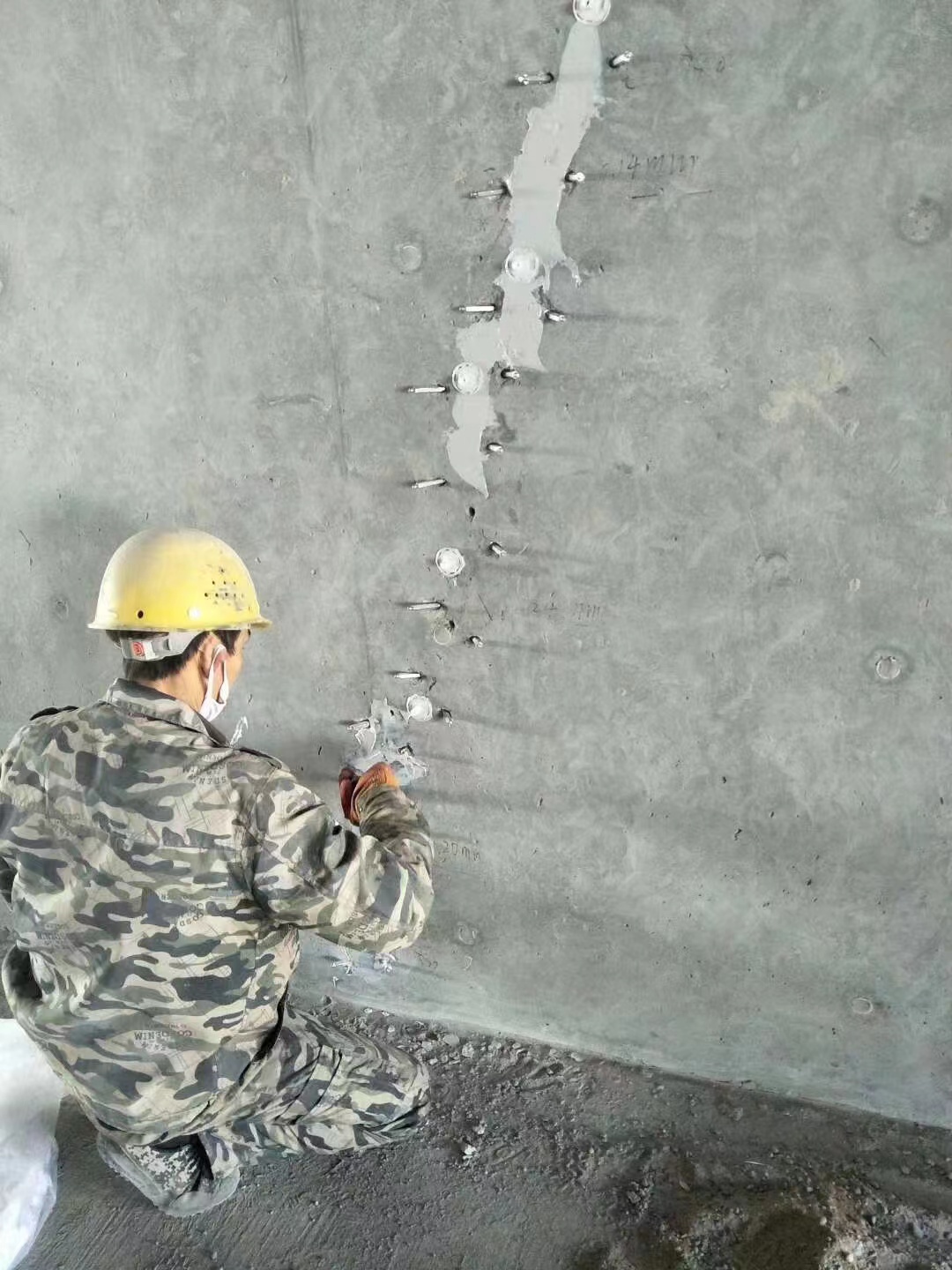 贵州混凝土楼板裂缝加固施工的方案